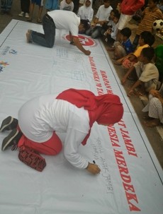 Masyarakat Jambi saat tuangkan aspirasinya di depan Kantor Gubernur Jambi